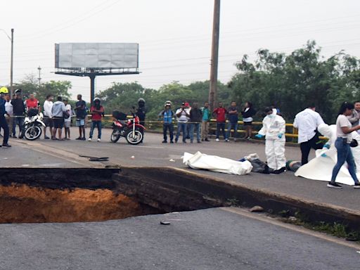 Cuatro muertos y cuatro heridos por la caída de la calzada de un puente en Barranquilla
