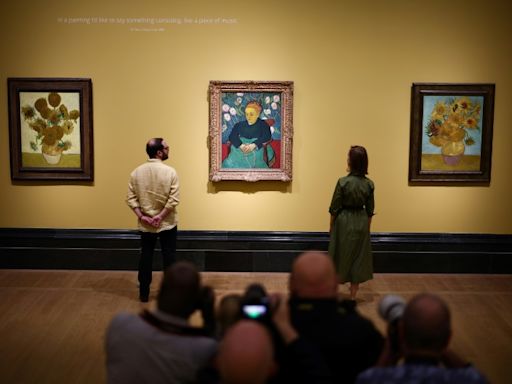 Van Gogh 'Sunflowers' Brought Together In London Show