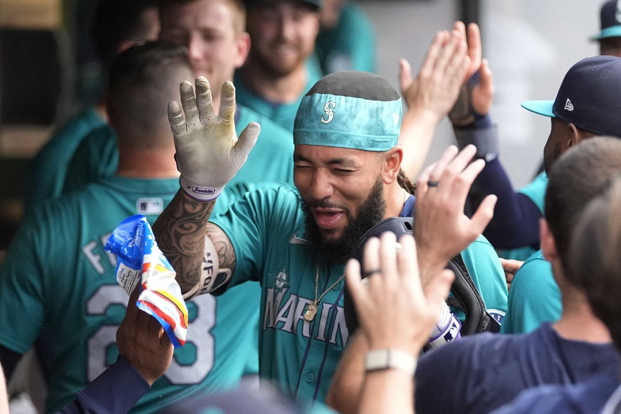 J.P. Crawford homers, drives in 3 as AL West-leading Mariners stay hot with 8-5 win over Guardians