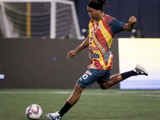 Ronaldinho, el maestro de Messi, aún tira magia en el fútbol