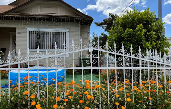 Column: Fences in Los Angeles have gotten taller, gone horizontal, redefining neighborhood life