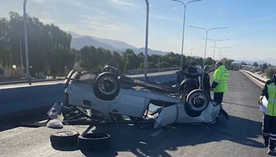 Se le reventó una rueda del auto, volcó sobre el Corredor del Oeste y resultó herido | Policiales