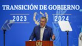 Presidente de Guatemala juramenta con diez horas de retraso