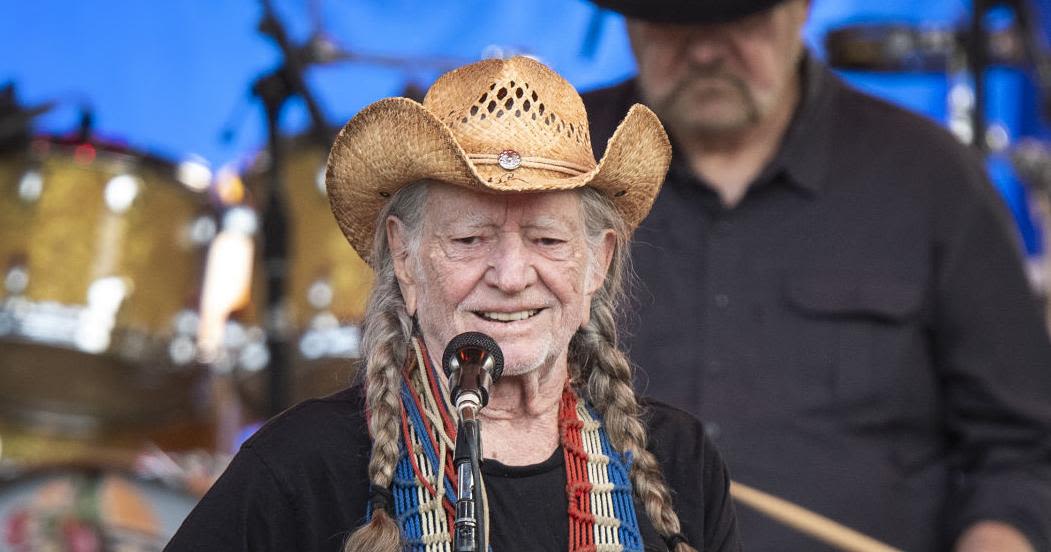 Willie Nelson renews his relationship with Lincoln at Pinewood Bowl