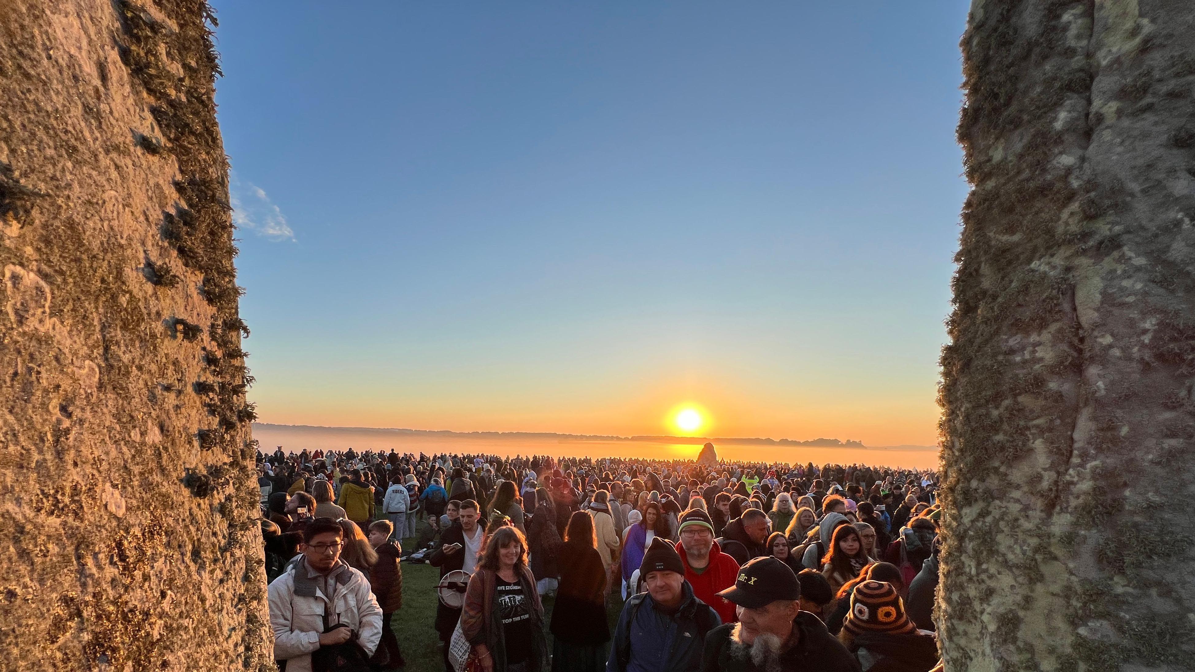 Stonehenge solstice sunrise attracts 15,000 people