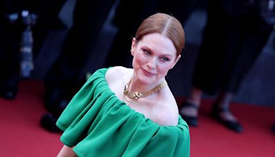 Cannes 2024 : Julianne Moore opte pour sa couleur favorite pour illuminer le tapis rouge