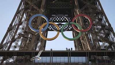 [EN IMAGES] Les anneaux olympiques ont pris place sur la Tour Eiffel à Paris