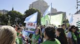 Marcha universitaria en Argentina: miles se manifiestan en contra de los recortes a la universidad pública