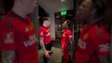 Fiestón del United por la FA Cup: Hojlund no suelta la botella, Speed casi se mata imitando a Garnacho... - MarcaTV