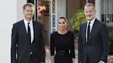 Los reyes Felipe y Letizia acuden a la residencia del embajador británico a presentar sus condolencias por la muerte de Isabel II