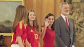 Los reyes, Felipe y Letizia, con sus hijas, reciben a la Selección Española en Zazuela