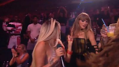 Taylor Swift se contagió del ritmo latino y bailó junto a Karol G en los MTV Video Music Awards