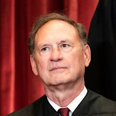 Supreme Court Justice Samuel Alito Argues Presidents Must Be Allowed to Commit Federal Crimes or Democracy as We Know It Will…