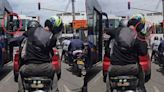 Conductor y parrillero se hacen virales por irse a los golpes sin siquiera bajarse de la moto