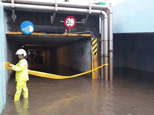 暴雨狂炸北北基！北投涵洞大淹水「2車受困出不來」現場急拉封鎖線