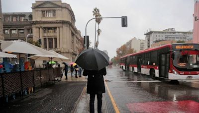 Balance por lluvias: 24 viviendas con daño menor, hasta 30 mm de agua caída en Santiago y suspensión de clases para este jueves - La Tercera