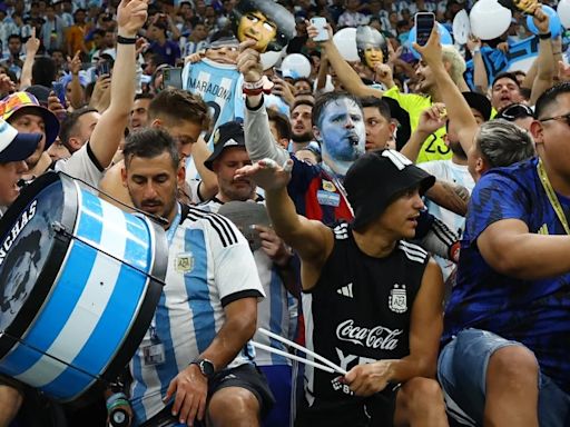 Nueve torneos, cien partidos y un fanatismo viral por su cara pintada de albiceleste: la vida del abogado de 43 años que sigue a la selección argentina