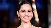 Las señales para no confundir una lesión cerebral como la de Emilia Clarke con una contractura cervical