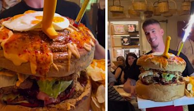 Las increíbles hamburguesas que sirven en un local de comidas en Grecia que se hicieron virales por su tamaño