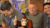 David Wise, compositor de la música de Donkey Kong, visita tienda chilena y toca uno de sus temas con los empleados