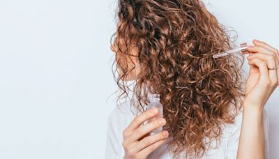 "50-50": el método clave para mantener el cabello con rulos hidratado y sin frizz