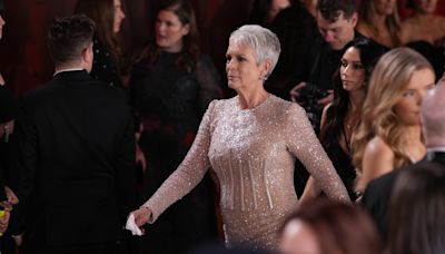 Jamie Lee Curtis celebra por lo alto su primer Emmy por su participación en 'The Bear'