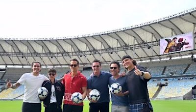 Com Pedro e David Luiz, do Flamengo, elenco de 'Deadpool & Wolverine' se diverte no Maracanã