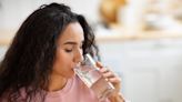 Beber tres litros de agua al día probablemente no le ayude a adelgazar