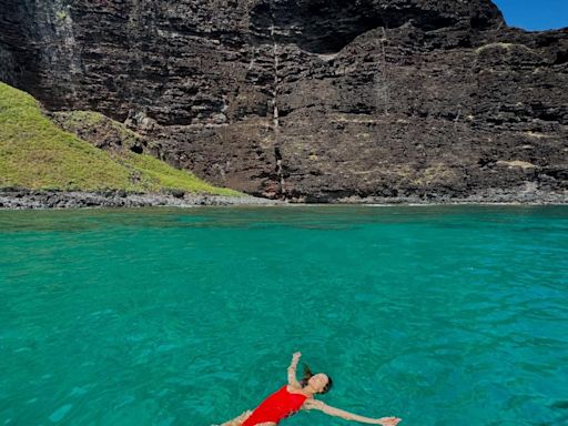 Alessandra Ambrósio impressiona com cenário paradisíaco em férias no Havaí; veja fotos