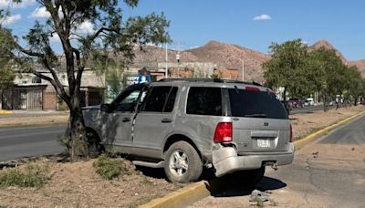 Pierde el control y choca contra árbol en la Dostoyevski