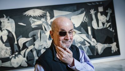 Salman Rushdie ante las obras maestras de El Prado y el Reina Sofía: “El ‘Guernica’ habla de nuestro tiempo, las bombas siguen cayendo”