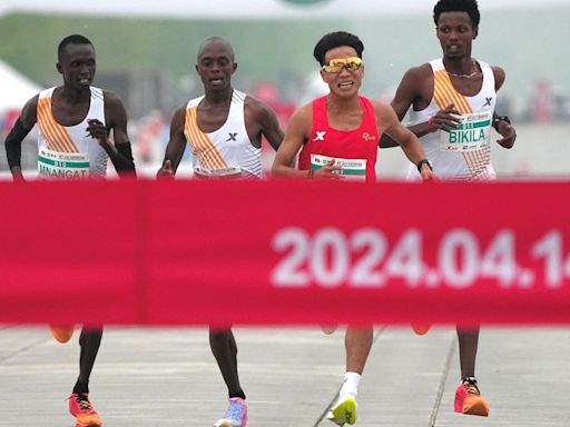 Beijing half marathon runners who 'let Chinese runner win' stripped of medals