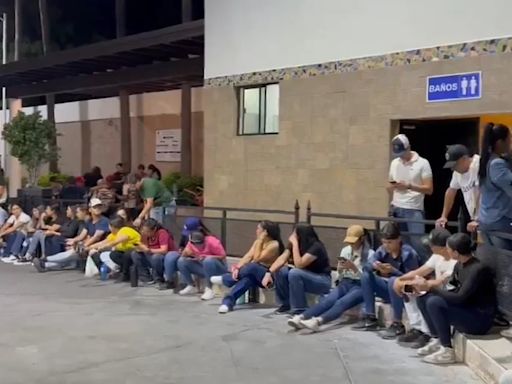 Desde 12 horas antes de la apertura de casillas hacen filas en Hermosillo; ¿ciudadanos ejemplares o acarreo descarado?
