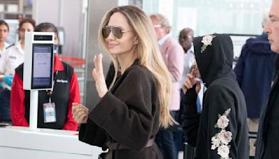 Angelina Jolie porte la tendance manteau la plus chic de la saison