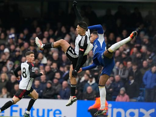 Raúl Jiménez ingresa como suplente y falla un gol en empate del Fulham ante el Brentford - La Opinión