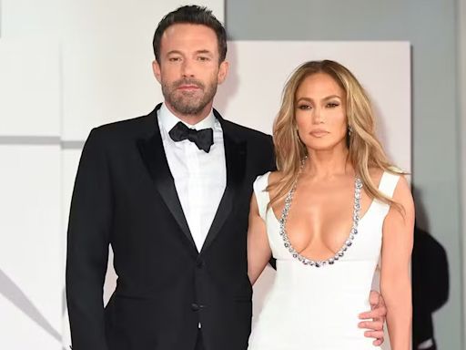 Jennifer Lopez e Ben Affleck se cumprimentam com beijo na bochecha em meio a suposta crise