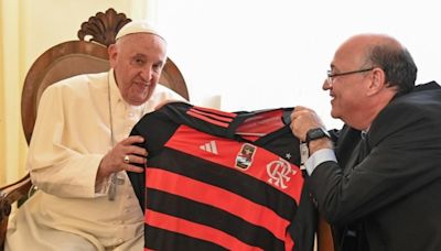 Papa Francisco recebe Ilan Goldfajn, presidente do BID, e ganha uma camisa do Flamengo