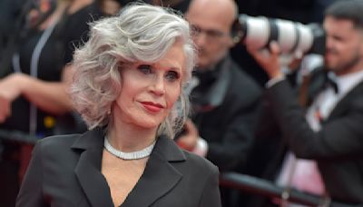 Jane Fonda confie la remarque de son père qui l'a fait devenir "maigre et en mauvaise santé" : "Il disait : 'Personne ne sera jamais amoureux d'elle parce qu'elle est trop grosse'"