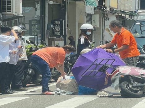 台灣好心人！ 短裙女車禍慘摔滾燙路面 路人撐傘蓋衣、水澆雙腿降溫 | 蕃新聞