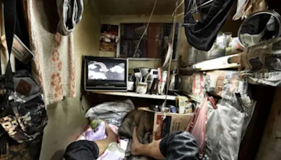 Watch | Video Reveals Hong Kong Locals' Dire Living Conditions Inside Tiny 'Coffin Homes'