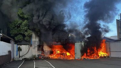 竹東「科技公司後方鐵皮倉庫」火警！隔壁還是汽修廠存放易燃物 惡火畫面曝