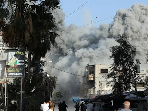 Israel bombardea un "complejo" de Hamás en una escuela de la UNRWA en el centro de la Franja de Gaza