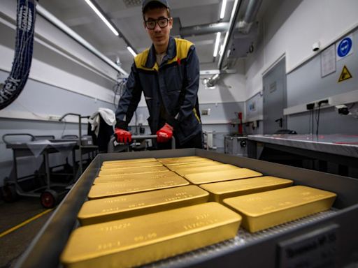 Gold flat as investors focus on Fed minutes