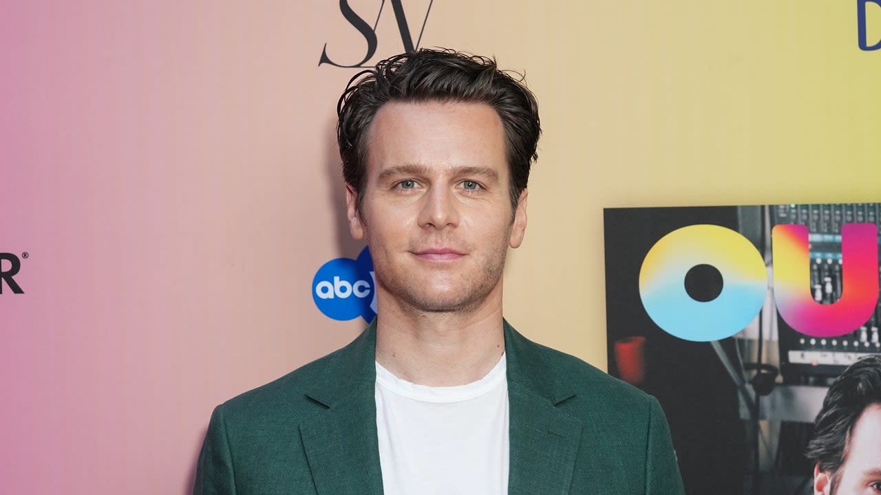 Jonathan Groff Didn’t Want to Spend 7 Years as a “Singing Teenager” on ‘Glee’