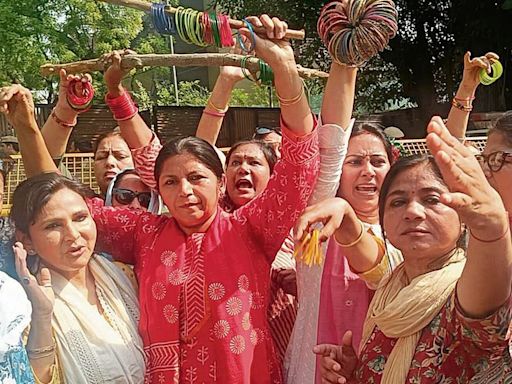 BJP Mahila Morcha protests outside CM’s house over ‘assault on Maliwal’