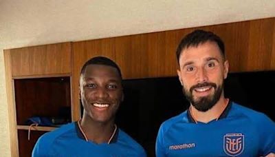 Moisés Caicedo y Hernán Galíndez intercambian las camisetas de sus equipos