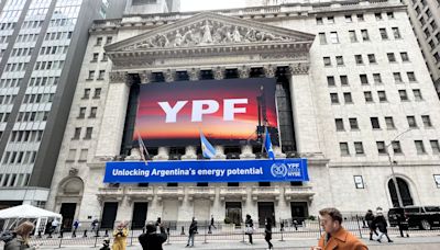 La petrolera argentina YPF acuerda ceder áreas maduras a Quintana y TSB