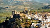 El pueblo de Córdoba situado en un parque natural que es de los más bonitos de España: un castillo y una impresionante cueva