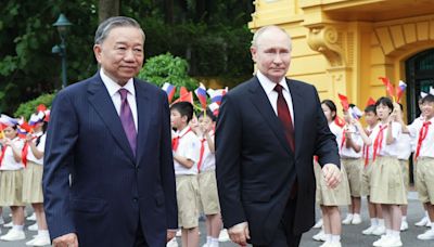 Vladimir Poutine crispe encore un peu plus les États-Unis avec sa visite d’État au Vietnam