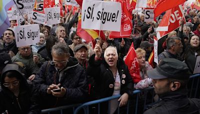 Los socialistas muestran su apoyo a Pedro Sánchez en el Comité de Ferraz y en las calles